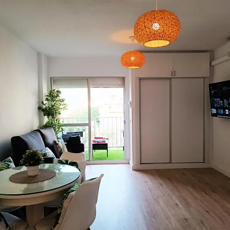 アパート Piscinas, Fire Stick Amazon, Wifi, Terraza, Reformado ベナルマデナ